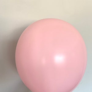 K&ouml;nnte beinhalten: Ein einzelner, hellrosa Ballon.