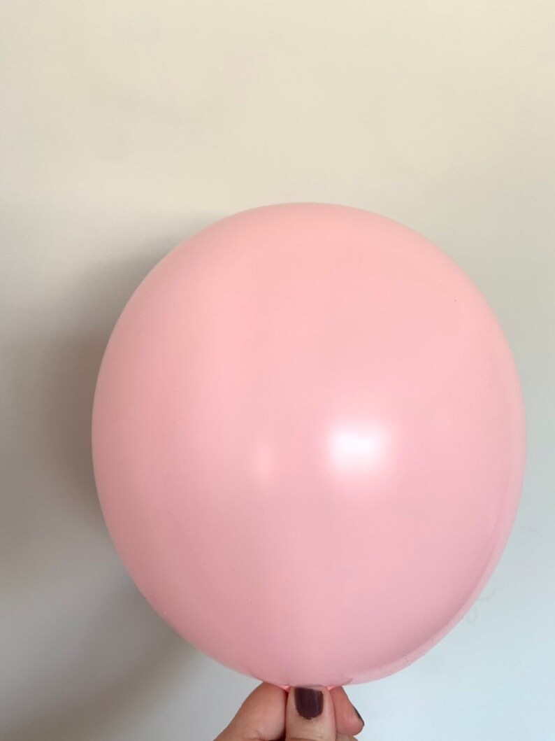 K&ouml;nnte beinhalten: Ein einzelner, hellrosa Ballon.