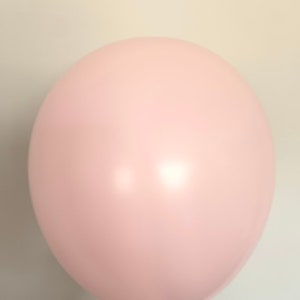 K&ouml;nnte beinhalten: Ein einzelner, blassrosa Ballon.