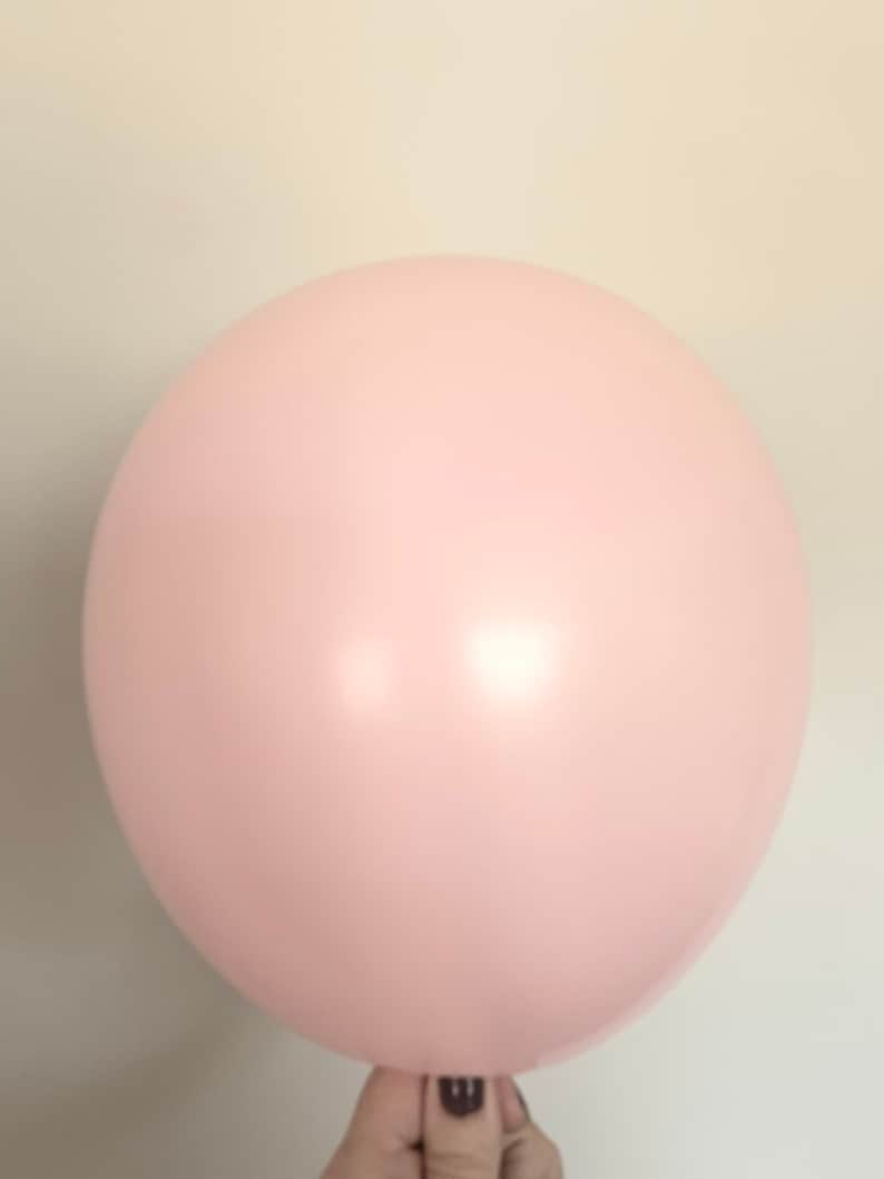K&ouml;nnte beinhalten: Ein einzelner, blassrosa Ballon.