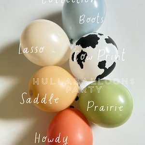 Puede incluir: Un conjunto de seis globos con temática del oeste. Los globos son de varios colores, incluyendo beige, azul claro, naranja, verde y melocotón. Los globos están etiquetados con las siguientes palabras: Lasso, Boots, Cow Print, Saddle, Prairie y Howdy.
