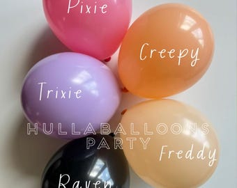 Può includere: Cinque palloncini colorati: rosa "Pixie", arancione "Creepy", lavanda "Trixie", nero "Raven" e pesca "Freddy". I palloncini sono di "The Miss Boo Collection" di Hullaballoons Party.