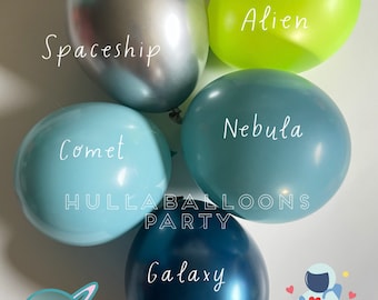 Könnte beinhalten: Eine Auswahl an bunten Luftballons zum Thema Weltraum. Die Ballons sind mit den Begriffen "Raumschiff", "Alien", "Komet", "Nebel" und "Galaxie" beschriftet. Das Bild enthält auch eine Planeten-Grafik und eine Astronauten-Illustration.