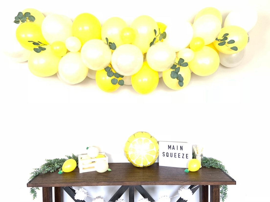 How To Make A Seriously Easy Balloon Garland - Lovely Lucky Life