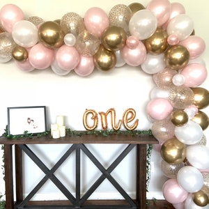 Rosa Ballongirlanden-Kit mit Minis | Pink Blush Brautparty | Erster Geburtstag Ballon Girlande Hintergrund