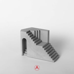 Puede incluir: Una escultura de hormig&oacute;n gris de un edificio con una escalera y una puerta arqueada. La escultura es de dise&ntilde;o moderno y minimalista.