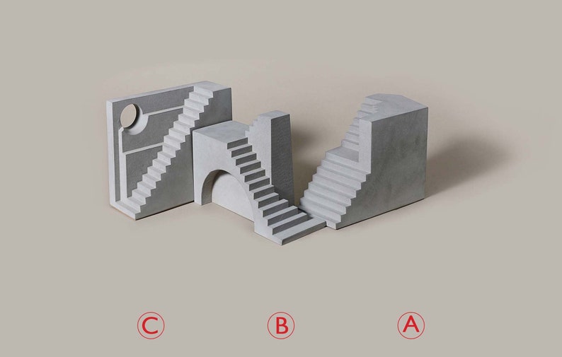 Puede incluir: Un conjunto de tres esculturas de hormig&oacute;n, cada una con una serie de escalones. Las esculturas est&aacute;n dispuestas en formaci&oacute;n escalonada, creando un dise&ntilde;o &uacute;nico y moderno.