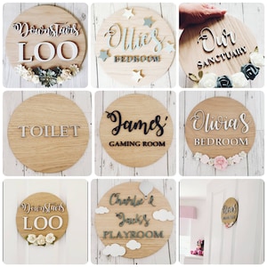 Pu&ograve; includere: Nove cartelli rotondi in legno con vari testi ed elementi decorativi. I cartelli presentano nomi come "Ollie's Bedroom", "Our Sanctuary", "James' Gaming Room", "Olivia's Bedroom", "Charlie & Jacks Playroom" e "Downstairs Loo".