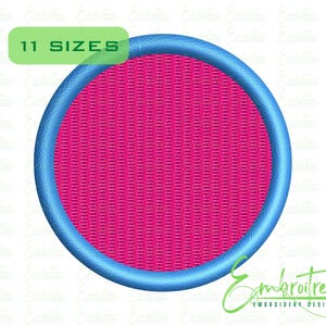 Op de afbeelding: Een cirkelvormig borduurontwerp met een felroze centrum omgeven door een lichtblauwe rand. Het ontwerp heeft een textuur. De tekst "11 SIZES" wordt weergegeven in een groene rechthoek. Het ontwerp is van Embrotree Embroidery Designs.