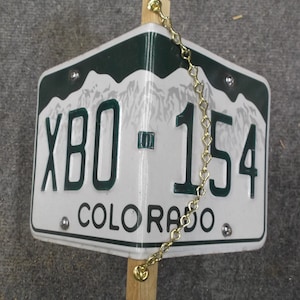 COLORADO mountains green diamond shape wren birdhouse metal hanging chain cedar license plate XBO 154