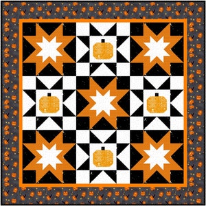 Pode incluir: Um cobertor preto e branco com um padrão repetido de estrelas e abóboras laranja. O cobertor tem uma borda cinza com um padrão repetido de abóboras laranja.
