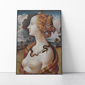 Puede incluir: Un retrato pintado de una mujer con una serpiente enroscada alrededor de su cuello. Lleva un vestido estampado en rojo y dorado y una corona de flores y perlas en la cabeza. El fondo es un paisaje con árboles y un cielo nublado.