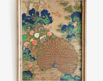 Puede incluir: Una pintura enmarcada de un pavo real con sus plumas de la cola extendidas. El pavo real está rodeado de flores y follaje en tonos de verde, azul y rosa. La pintura está sobre un fondo beige.