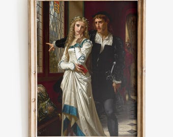 Può includere: Un dipinto di un uomo e una donna in abiti d'epoca. La donna indossa un vestito bianco con rifiniture blu e l'uomo indossa un abito nero con una spada. Il dipinto è ambientato in una stanza con una finestra e un camino.