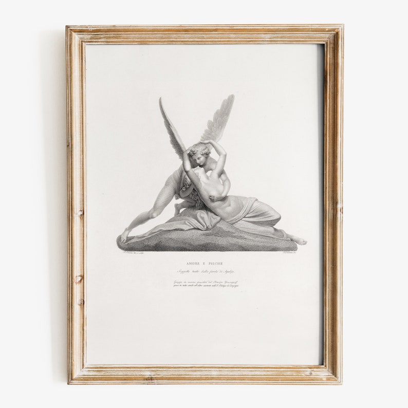 K&ouml;nnte beinhalten: Ein Schwarzwei&szlig;druck einer Skulptur, die Amor und Psyche darstellt. Der Druck ist in einem hellen Holzrahmen gerahmt. Der Text "AMORE E PSICHE" ist unter dem Bild gedruckt.