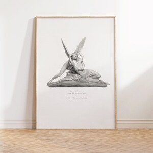 K&ouml;nnte beinhalten: Eine Schwarzwei&szlig;-Gravur einer Skulptur, die eine gefl&uuml;gelte Figur zeigt, die eine andere Figur umarmt. Die Gravur tr&auml;gt den Titel "AMOUR ET PSYCHE" und enth&auml;lt Text in Franz&ouml;sisch.