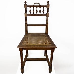 Antiker Henry II Eichenstuhl mit Rohrsitz, Rattan geschnitzter Holz-Beistellstuhl
