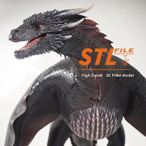 Könnte beinhalten: Eine detaillierte, schwarze Drachenskulptur mit strukturierten Schuppen, Hörnern und einem rot ausgekleideten Maul. Der Drache hat einen wilden Ausdruck und ist mit "STL FILE 3D" und dem Text "High Detail 3D Print Model" beschriftet.