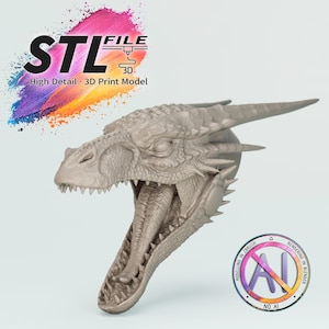 Könnte beinhalten: Ein graues 3D-Druckmodell eines Drachenkopfes mit offenem Maul, sichtbaren Zähnen und texturierten Schuppen. Das Bild enthält den Text STL FILE High Detail 3D Print Model sowie ein kreisförmiges Abzeichen mit der Aufschrift No AI.