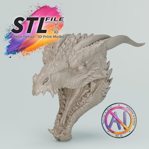 Könnte beinhalten: Ein hellgraues 3D-Druckmodell eines Drachenkopfes mit detaillierten Schuppenstrukturen, scharfen Zähnen und markanten Hörnern. Das Bild enthält den Text STL FILE High Detail 3D Print Model sowie ein kreisförmiges Abzeichen mit NO AI.