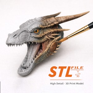 Könnte beinhalten: Ein detailliertes Drachenkopfmodell in Grau-, Braun- und Beigetönen, mit offenem Maul und sichtbaren Zähnen und Zunge. Das Modell wird mit einem Pinsel bemalt. Der Text "STL FILE 3D" und "High Detail - 3D Print Model" sind ebenfalls sichtbar.
