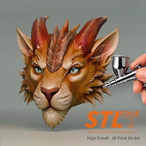 Könnte beinhalten: Detailliertes 3D-Druckmodell eines Fantasy-Kreaturenkopfes mit löwenartigem Gesicht, Hörnern und spitzen Ohren. Das Modell ist in Orange, Braun und Rot bemalt, mit grünen Augen. Der Text "STL FILE" und "High Detail - 3D Print Model" sind sichtbar.