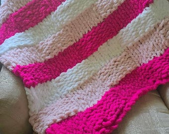 Gestrickte Babydecke in einem Korbflechtmuster - ombre Farbe für Mädchen