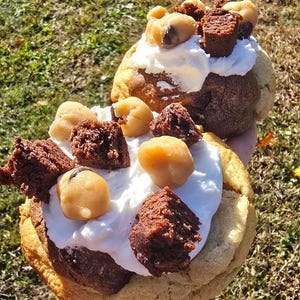 Halb gebackener Keks - Schokoladenkeks mit Brownie, Gourmet-Keks, gefüllter Keks, Cottage-Food-Keks, gefüllter Keks