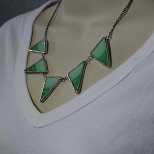 Elegante Grüne Glasmalerei-Halskette: Silberrahmen, Schmuck für besondere Anlässe