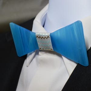 Pajarita de cristal azul brillante hecha a mano: un accesorio formal único