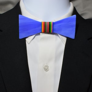Pajarita de cristal azul: detalle de cinta colorida, ropa formal