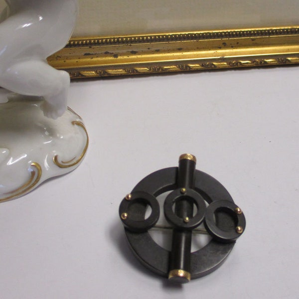 Gr 110 Victorian Vulcanite Gutta Percha and Solid 18K Gold Mourning Pin and Watch Pin 19th Century