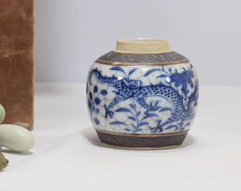Caja de té o tarro de jengibre chino antiguo de exportación con diseño de dragón azul y blanco.