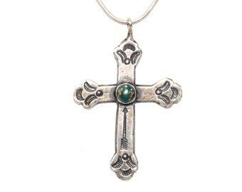 Gr 181 Old Pawn Colgante de cruz de plata esterlina con turquesa, grabado a mano