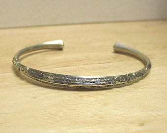 Pulsera tipo brazalete tribal carenado, lingote de plata esterlina de 145 gramos, grabado a mano.