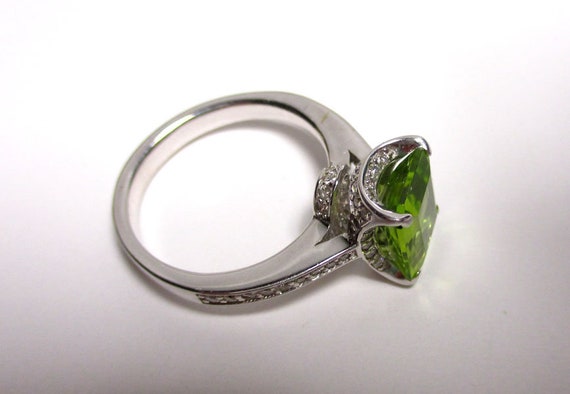 Gr 73 14K Gold, Peridot and Diamond Solitaire Sta… - image 5