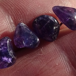 Rohe Amethyst Ohrstecker, raue Amethyst Ohrstecker, Februar Geburtsstein, Edelstein Ohrstecker, hypoallergen, Kristall Quarz Ohrstecker