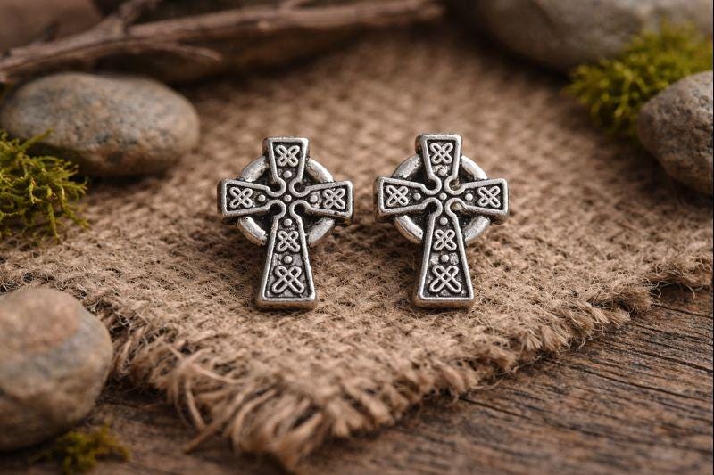 Collana da uomo con pendente a croce con nodo celtico