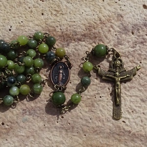 Jade rozenkrans, Iers katholieke rozenkrans, ave maria, keltische rozenkrans, geboortesteen maart, katholiek geschenk, edelsteen rozenkrans, gebedskralen, maagd maria