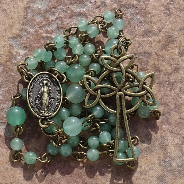 Perles de chapelet irlandais, perles de chapelet celtique, croix celtique, croix de la trinité, chapelet de pierres précieuses, chapelet d'aventurine verte, cadeau catholique, vierge marie, maria