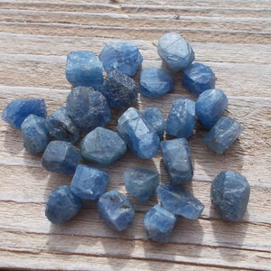 Safira bruta, safira bruta, pedra de nascimento de setembro, safira azul, cristais brutos, pedras brutas, pedras preciosas, minerais, wicca, wiccano, xamã pagão