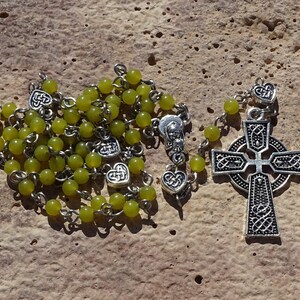 Keltische Rosenkranzperlen,katholische Rosenkranzperlen,irisch-katholische Rosenkranzkette,Ave Maria,Olivenquarz-Edelsteinrosenkranz,Gebetsperlen,Jungfrau Maria,Kruzifix