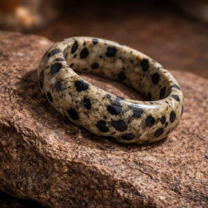 Anillo de jaspe dálmata: banda de piedras preciosas relajantes