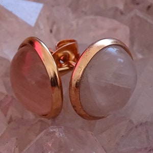 Peut inclure: Une paire de boucles d'oreilles dorées avec des accents de pierres précieuses rondes, rose pâle et blanches.