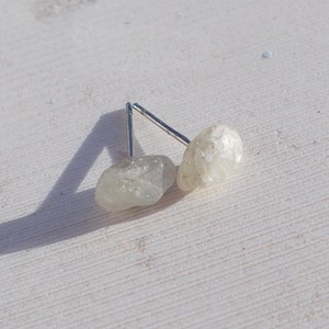 Weißer Saphir Ohrstecker, rauer Roher weißer Saphir Ohrstecker, hypoallergene Ohrringe, Kristall Ohrstecker, chirurgischer Stahl