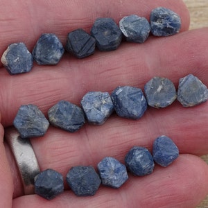Rohe Saphir Ohrringe, raue Saphir Ohrstecker, hypoallergen, roh Kristall Ohrstecker, Mode Ohrstecker, Rohsteine, blaue Saphir Ohrstecker