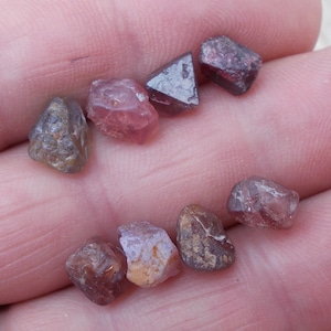 Pendientes de zafiro rosa en bruto, pendientes de piedras preciosas, pendientes hipoalergénicos, pendientes de cristal, pendientes de moda, acero quirúrgico, piedras en bruto
