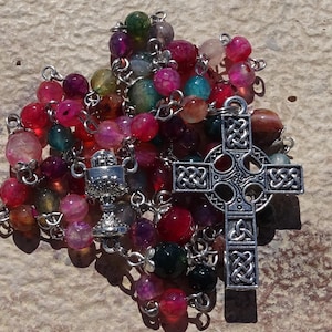 Agaat rozenkrans kralen, Iers-Keltische rozenkrans kralen, keltisch kruis, edelsteen rozenkrans, facet agaat, katholiek geschenk, maagd maria, eerste communie, ave maria