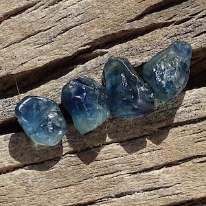 Saphir Ohrringe, raue Saphir Ohrstecker, hypoallergen, raue Kristall Ohrstecker, Mode Ohrstecker, Rohsteine, blaue Saphir Ohrstecker
