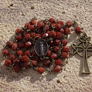 Ierse rozenkrans, keltische rozenkrans, keltisch kruis, edelsteenrozenkrans, ave maria, sesamjaspisrozenkrans, katholiek geschenk, maagd maria, eerste communie